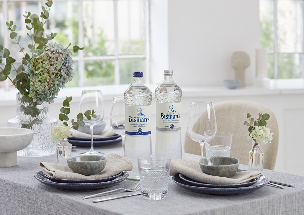 Gedeckter Tisch mit Fürst Bismarck Glasflaschen